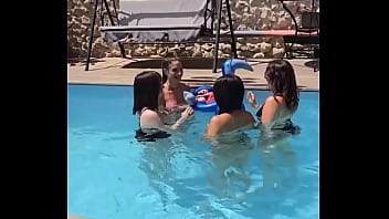 Réel vidéo n•74 orgie d’actrice x 4 filles gode ceinture double gode