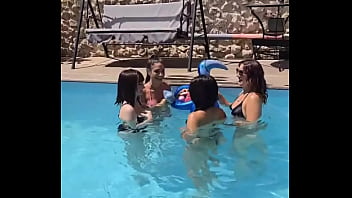 Réel vidéo n•74 orgie d’actrice x 4 filles gode ceinture double gode