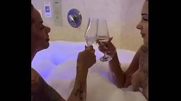 Milf maitê hedonê e ninfeta yasmin fazendo uma sacanagem deliciosa making of