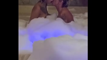 Milf maitê hedonê e ninfeta yasmin fazendo uma sacanagem deliciosa making of