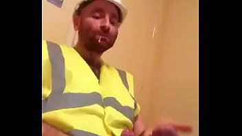 Macho Batendo Uma No Intervalo Do Trabalho thumbnail