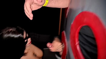 Dando pra 2 no glory hole do swing