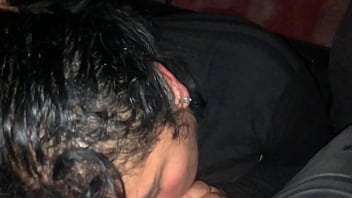 Madre soltera me chupa la pinga en un taxi paseando por las calles de lima