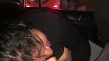 Madre soltera me chupa la pinga en un taxi paseando por las calles de lima