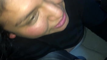 Madre soltera me chupa la pinga en un taxi paseando por las calles de lima