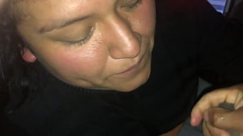 Madre soltera me chupa la pinga en un taxi paseando por las calles de lima