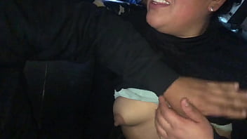 Madre soltera me chupa la pinga en un taxi paseando por las calles de lima