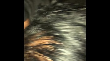 Madre soltera me chupa la pinga en un taxi paseando por las calles de lima