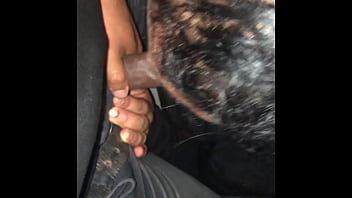 Madre soltera me chupa la pinga en un taxi paseando por las calles de lima