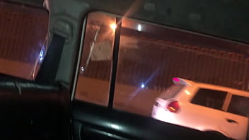 Madre soltera me chupa la pinga en un taxi paseando por las calles de lima