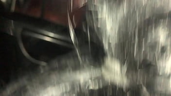 Madre soltera me chupa la pinga en un taxi paseando por las calles de lima