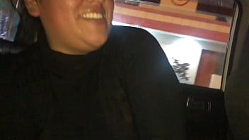 Madre soltera me chupa la pinga en un taxi paseando por las calles de lima