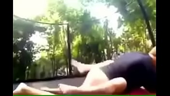 Sexo de una jovencita en el aire libre