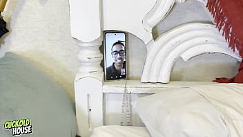 O marido corno dessa gordinha safada adora ver outro cara fodendo ela O marido corno dessa gordinha safada adora ver outro cara fodendo ela