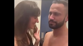 Lety howl s'endort paisiblement et commence à rêver un rêve humide dans