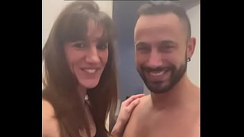 Lety howl s'endort paisiblement et commence à rêver un rêve humide dans