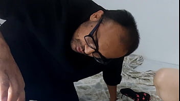 Vivi guedez he goes crazy with all this and even jerks off while watching the hottie moan in front of him and cum hard asking the other guy to fill him up too so the cuckold is even happier