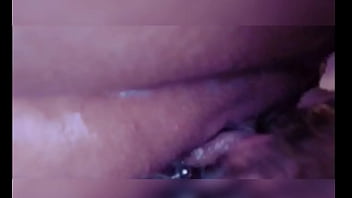 Corno fica escondido esperando sua esposa tomar gozada pra ele lamber