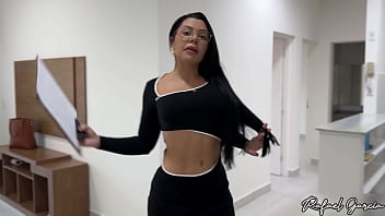 Chupei a gostosa da corretora enquanto ela me mostrava o apartamento