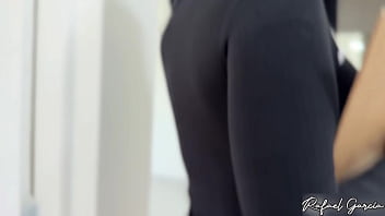 Chupei a gostosa da corretora enquanto ela me mostrava o apartamento