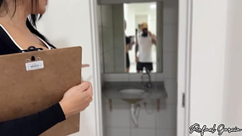 Chupei a gostosa da corretora enquanto ela me mostrava o apartamento