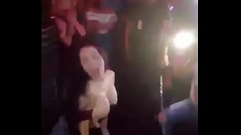 Se embriagó y desnudo