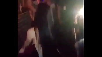 Se embriagó y desnudo