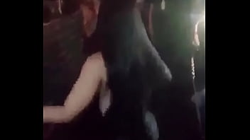 Se embriagó y desnudo