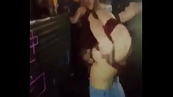 Se embriagó y desnudo