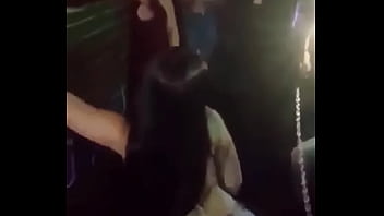 Se embriagó y desnudo