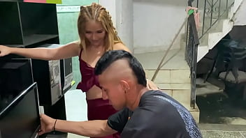 Me como todo ese coño rosado de la amiga de mi hij