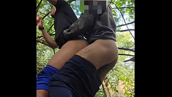 Ofereci meu cuzinho pro negão de 24 cm comer no matoo