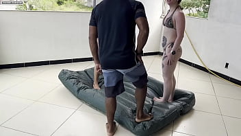 Duas gostosas nao sabem como enchero colchao inflavel e em ajuda a um homem talentoso que estava andando na rua