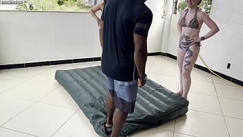 Duas gostosas nao sabem como enchero colchao inflavel e em ajuda a um homem talentoso que estava andando na rua