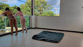 Duas gostosas nao sabem como enchero colchao inflavel e em ajuda a um homem talentoso que estava andando na rua