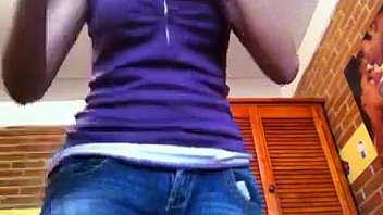 Chica desnudándose para su novio por webcam