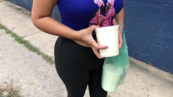 Hermosa vendedora con sexy licra ajustada