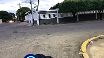 Hermosa vendedora con sexy licra ajustada