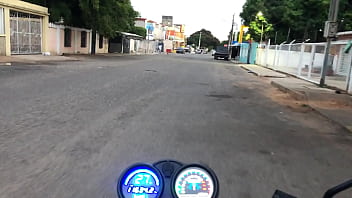 Hermosa vendedora con sexy licra ajustada