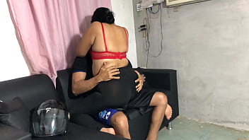 Hermosa vendedora con sexy licra ajustada