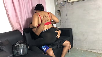 Hermosa vendedora con sexy licra ajustada