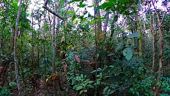 Putinha esfomeada mama rola grossa na floresta até gozar em largados e gozados