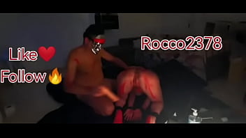 Moglie viene penetrata dal suo uomo con dildo e dominata analmente