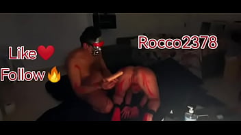 Moglie viene penetrata dal suo uomo con dildo e dominata analmente