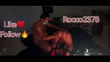 Moglie viene penetrata dal suo uomo con dildo e dominata analmente