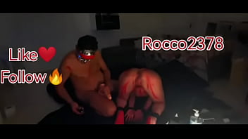 Moglie viene penetrata dal suo uomo con dildo e dominata analmente