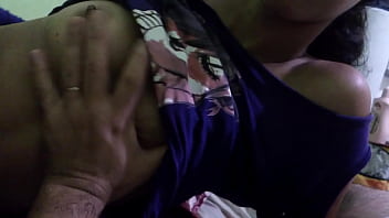 Brincadeira gostosa com amigo na cama do corno