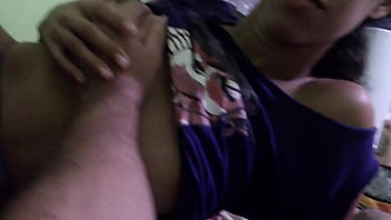 Brincadeira gostosa com amigo na cama do corno