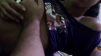 Brincadeira gostosa com amigo na cama do corno