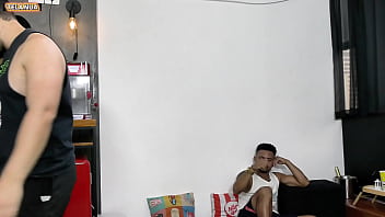 Nada melhor do que um cineminha em casa com os amigos